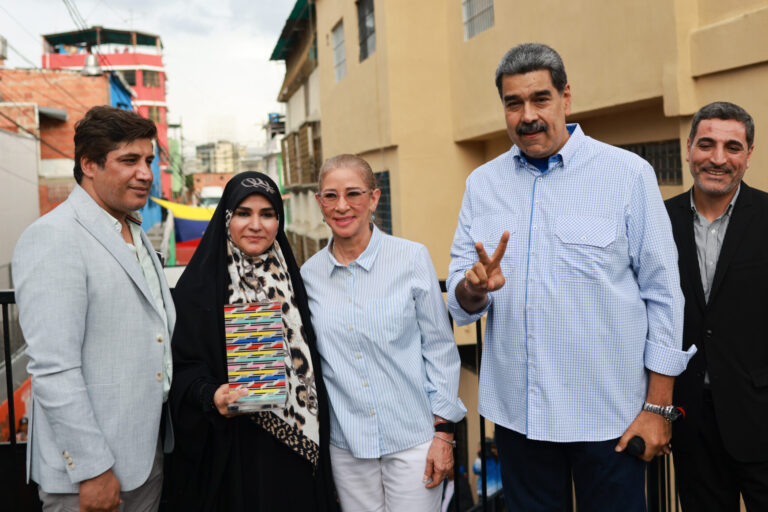 Venezuela premia a periodista iraní Sahar Emami por su coraje ante ataques israelíes 1 En un acto simbólico de solidaridad sur-sur, el presidente Nicolás Maduro entregó el Premio Nacional de Periodismo Simón Bolívar a Sahar Emami, quien continuó informando en vivo durante un bombardeo israelí contra la sede de la radiodifusión iraní.