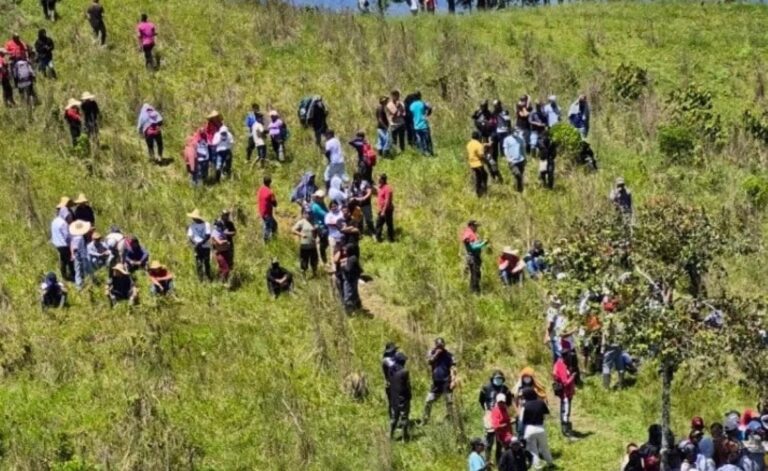 Civiles amenazados por disidencias de las FARC retuvieron en forma temporal a militares colombianos 1 asonada en jamundi mediana
