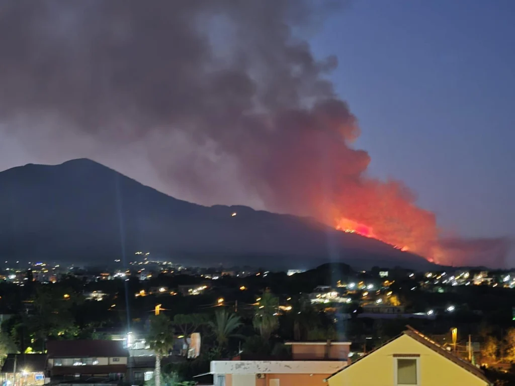 Incendio en el Parque Nacional del Vesubio moviliza a Italia para evitar una catástrofe 2 Gran incendio en el Parque Nacional del Vesubio moviliza a Italia para evitar una catástrofe