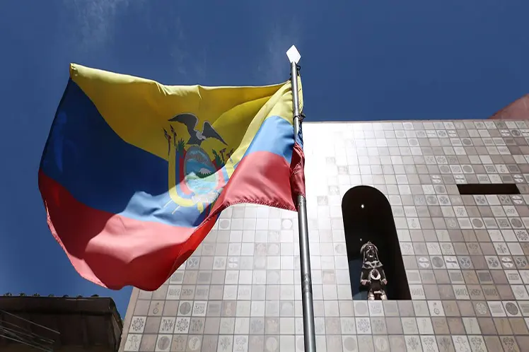Nuestramérica se construye con justicia y geopolítica de la emancipación 2 ecuador bandera.jpg
