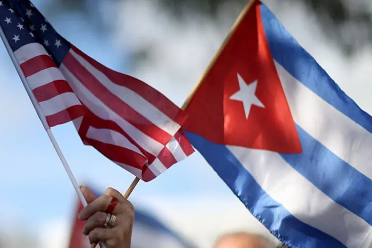 Nuestramérica se construye con justicia y geopolítica de la emancipación 3 eeuu y cuba banderas.jpg