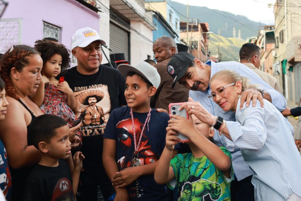 Nicolás Maduro lidera inauguración de Base de Misiones Socialistas en comuna Sarría, Venezuela 10 f6394a2e ea93 40e9 8fbb b2e98aeebbbf