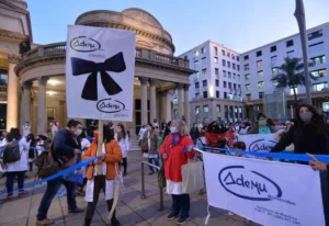 Maestros en Uruguay cumplen paro de 24 horas en Montevideo tras agresión a docente 19 gal6