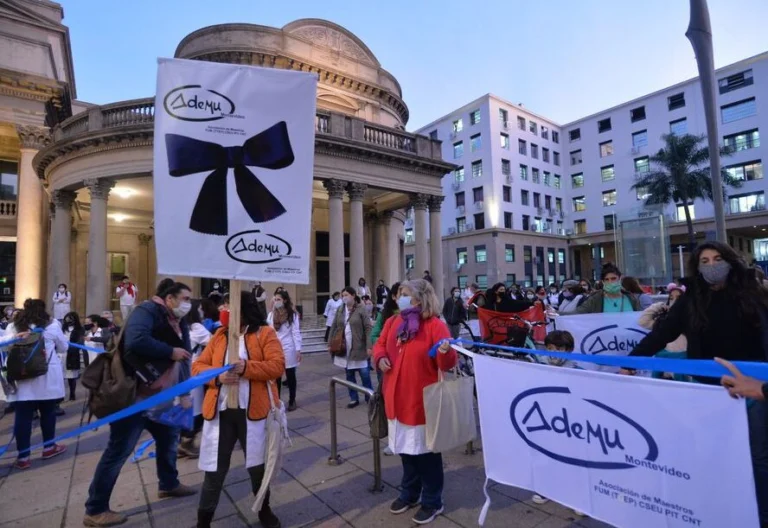 Maestros en Uruguay cumplen paro de 24 horas en Montevideo tras agresión a docente 1 gal6