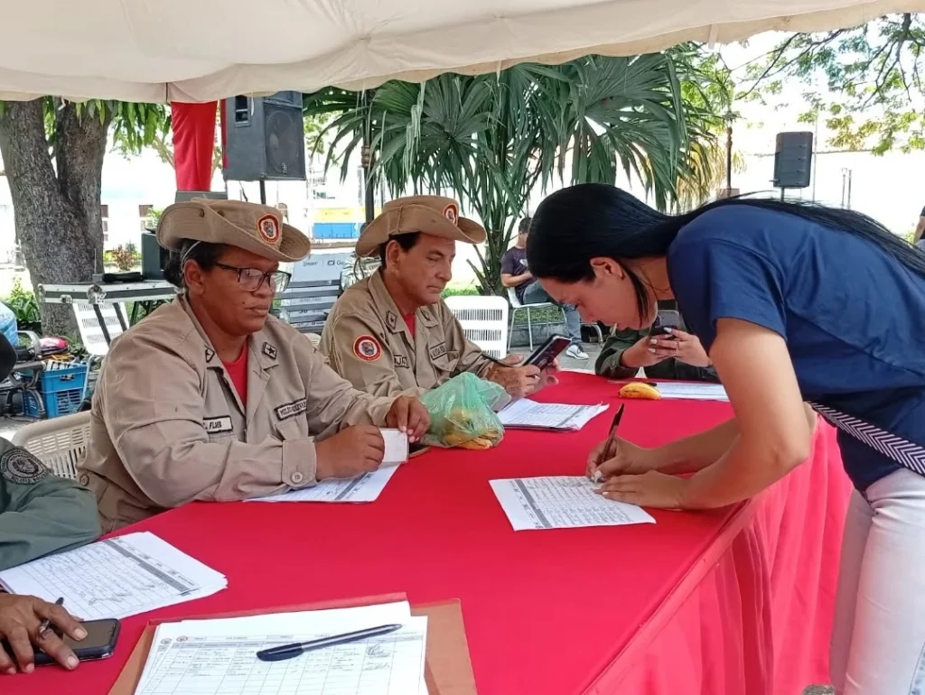 En imágenes: Miles de venezolanos se suman a la jornada "Yo me alisto" 9 joven