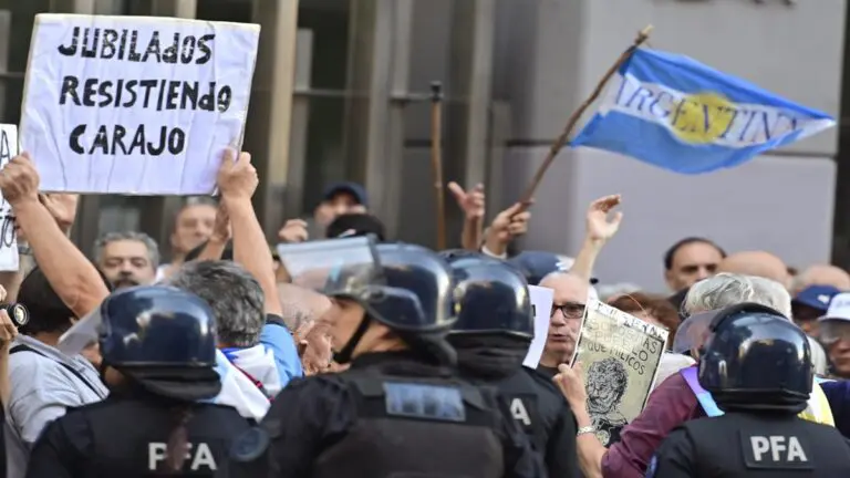 Organizaciones sociales se movilizan hacia el Congreso argentino en rechazo a gestión de Milei 1 jubilados argentinos