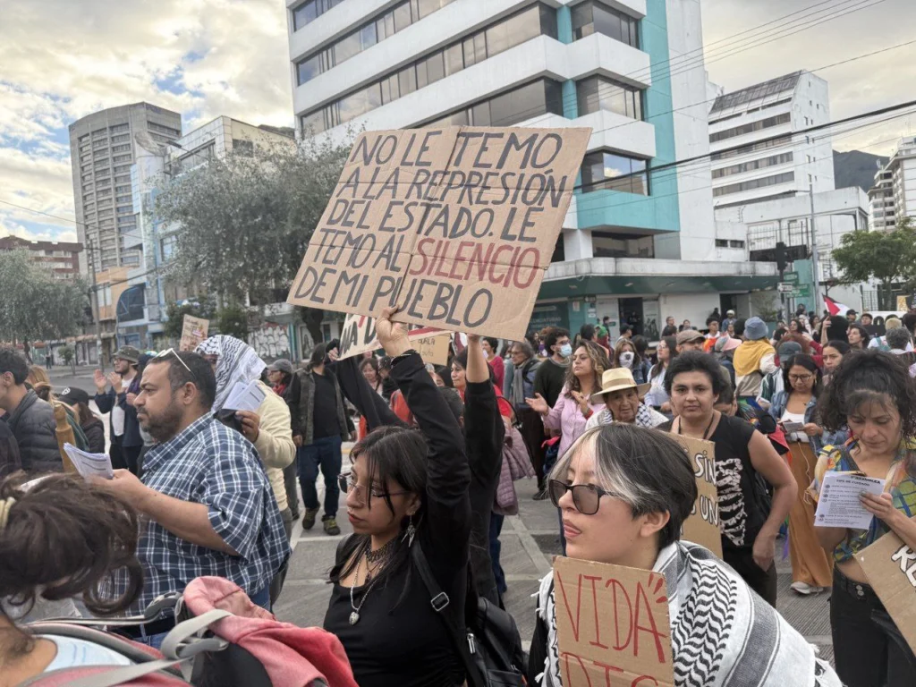 En imágenes: Movilización en Quito contra neoliberalismo de Noboa y en apoyo a Palestina 2 photo 2025 07 31 19 50 51