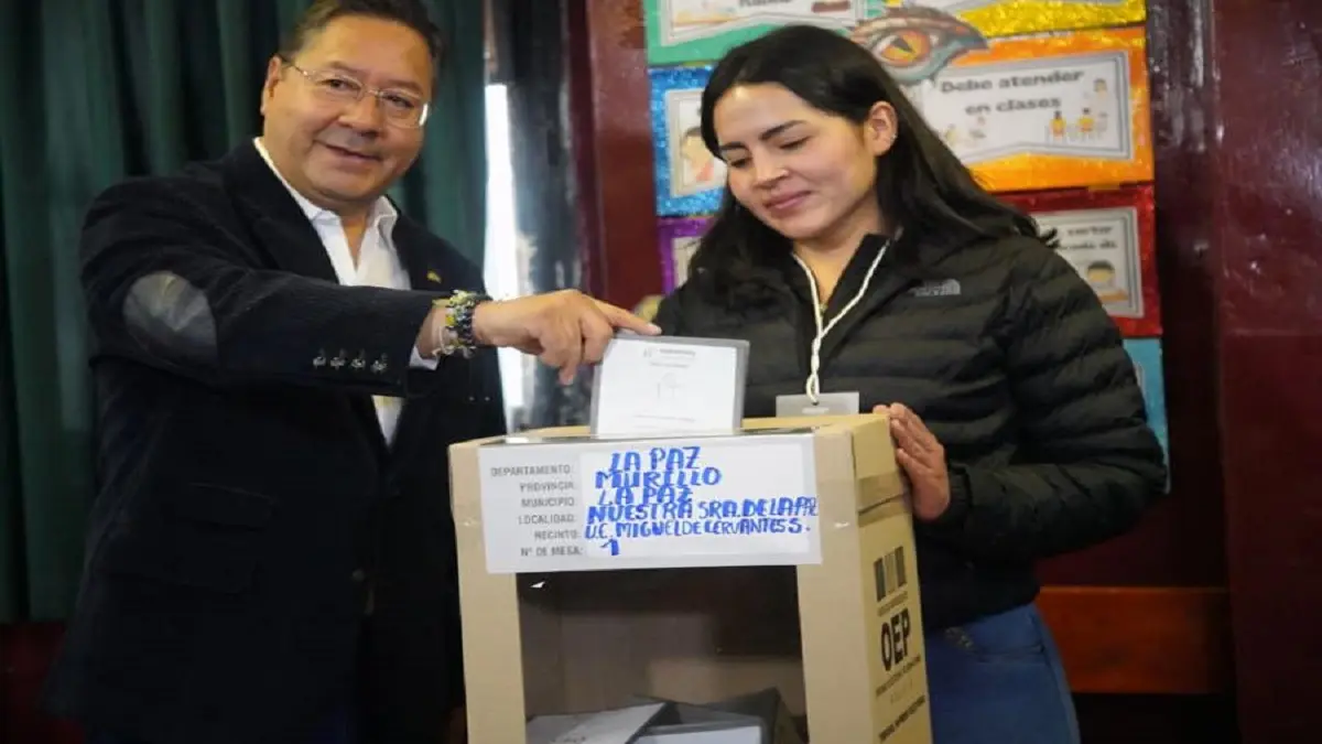 presidente arce votacion foto efe.jpg