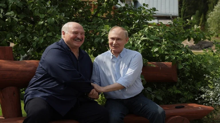 Putin confirma producción en serie de misiles Oreshnik y su despliegue en Belarús 1 putin y lukashenko foto kremlin