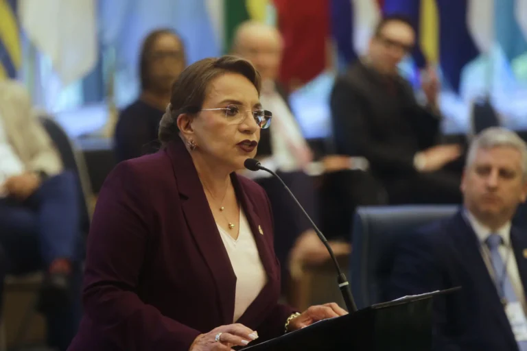 Honduras se solidariza con Venezuela y rechaza acciones de EE.UU. contra el presidente Maduro 1 xiomara castro