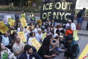 Nueva York protesta contra políticas migratorias de Trump y para exigir la paz en Gaza 15 0918 iceprotest07 usa immigration protest 1