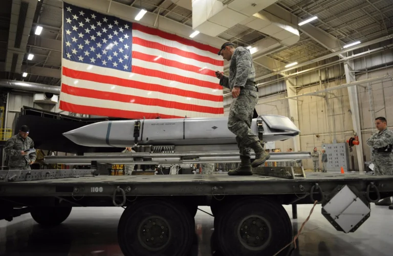 proceso de carga de un misil de crucero furtivo AGM-158 JASSM (Joint Air-to-Surface Standoff Missile) en un bombardero B-1B Lancer de la Fuerza Aérea de los Estados Unidos.
