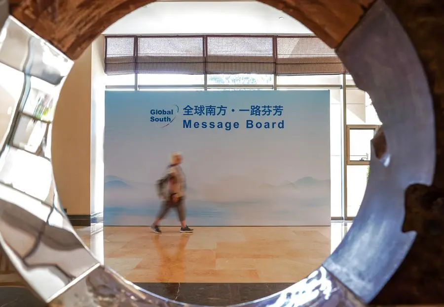 Inauguran en Yunnan, suroeste de China, Foro de Medios de Comunicación y Think Tanks de Sur Global 33 Un invitado es visto en la sede del Foro de Medios de Comunicación y Think Tanks del Sur Global 2025, en Kunming, en la provincia de Yunnan, en el suroeste de China, el 5 de septiembre de 2025. (Xinhua/Peng Yikai)