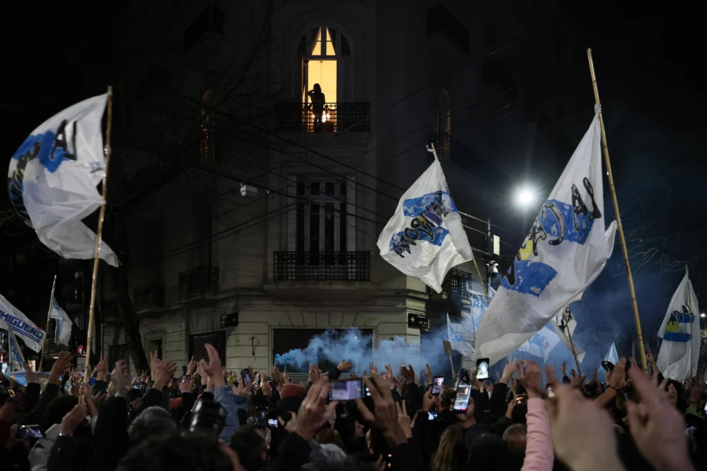 En imágenes: Argentinos celebran victoria peronista en legislativas de Buenos Aires 7 44c3494dec9e3891370d7e649fed9f80fb7d2577w
