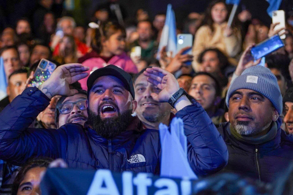 En imágenes: Argentinos celebran victoria peronista en legislativas de Buenos Aires 9 5039883881653842186