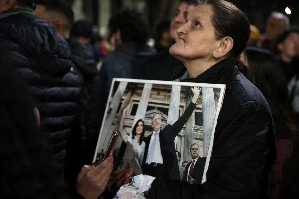 En imágenes: Argentinos celebran victoria peronista en legislativas de Buenos Aires 6 e364c1a113e4e2aa11798971c0fb463b2ec43637w