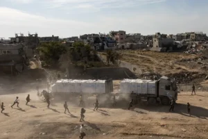 UNRWA denuncia el bloqueo de Israel a 6.000 camiones de ayuda humanitaria a Gaza 15 ea2557 mideast israel palestinians gaza conflict
