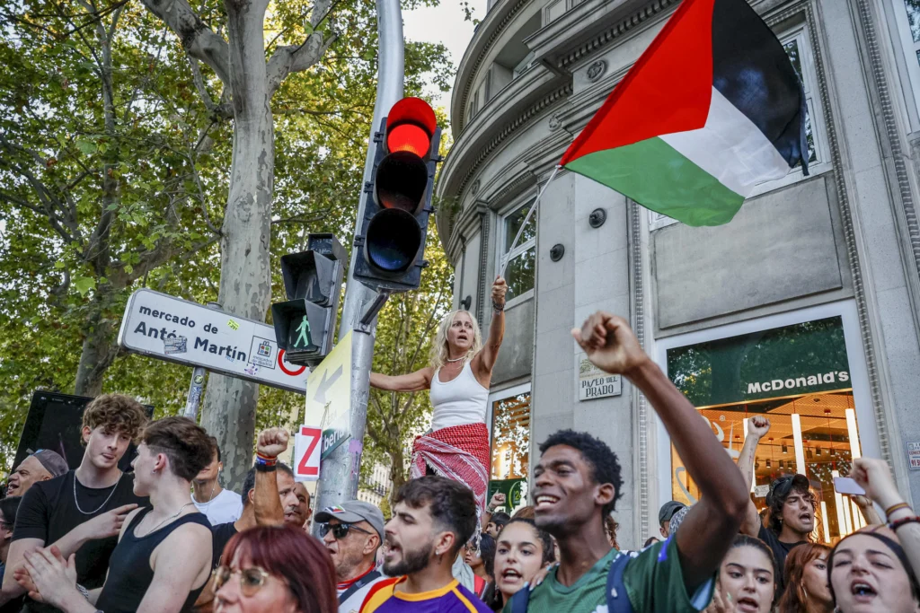 En imágenes: Protestas por Gaza logran suspender última etapa de la Vuelta Ciclista a España 17 f3a6ea5782f9a730b31780a97ae4d967f5442876w