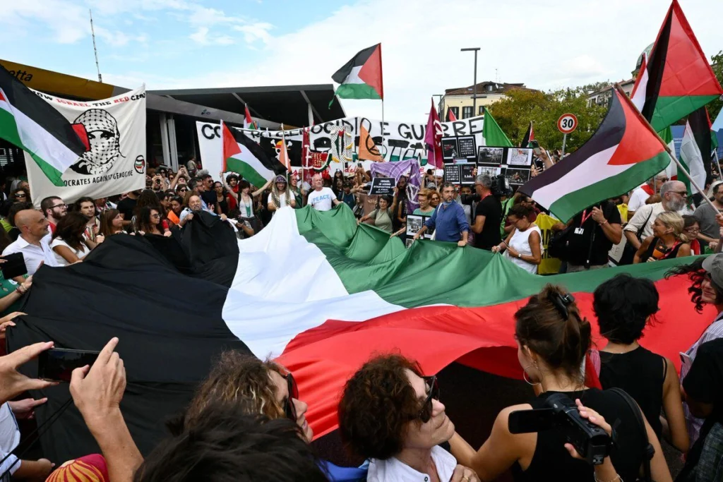 Contra el genocidio: Artistas y asistentes paralizaron el Festival de Cine de Venecia a favor de Gaza 2 image 3