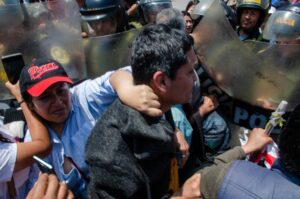 Policía reprime manifestación contra reforma previsional en Perú 12 policia peru