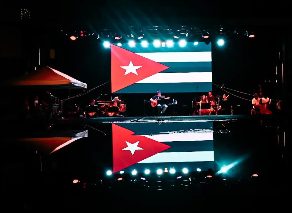 Silvio Rodríguez abre su gira latinoamericana con un concierto en la Universidad de La Habana 2 silvio rodriguez prueba de sonido universidad habana 2.jpg
