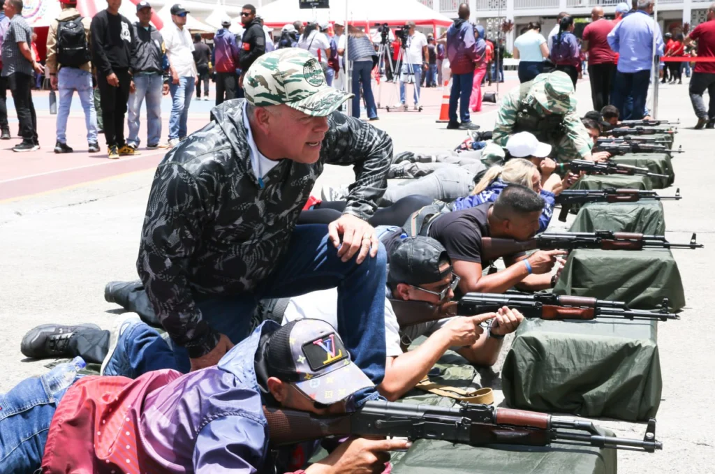 En imágenes: Pueblo venezolano se adiestra en cuarteles militares para defender la paz