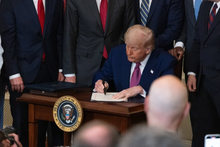trump firma criptomonedas