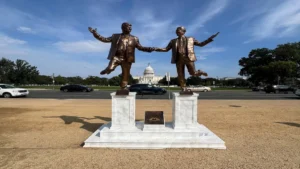 Trump y Epstein de la mano: la estatua que instalaron frente al Capitolio 15 trump y epstein
