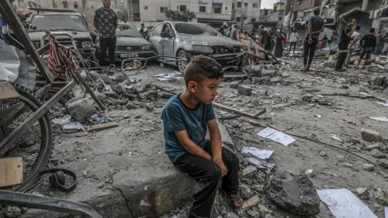 un chico palestino junto a las ruinas de un edificio destruido tras un ataque israeli en khan yunis r d 2290 1527 2162