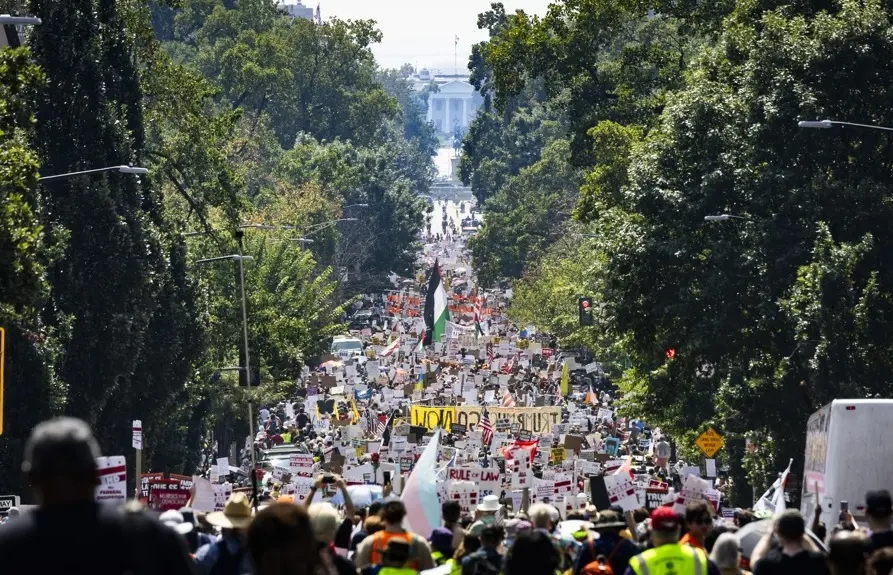 Se movilizan en Washington contra acoso a migrantes y autoritarismo de Trump 2 washington protesta migrantes interior foto efe.jpg