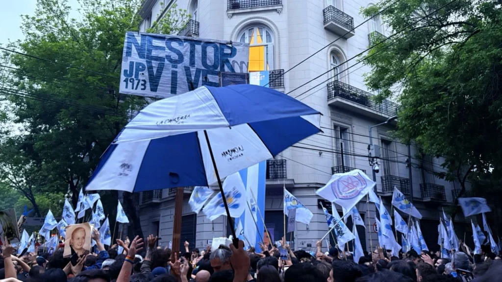 Día de la Lealtad Peronista: Movilizan a la casa de Cristina Fernández 4 169af426 9040 482e 81b8 89c466636ccb