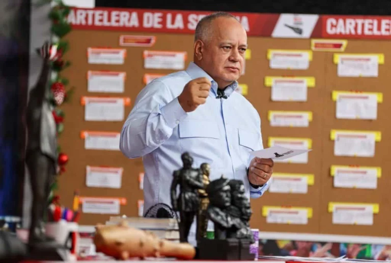 El plan de la CIA buscaría, entre otros puntos, atacar puestos de comando del Ejército e instalar «falsos laboratorios de droga» en zonas rurales para justificar una agresión militar contra Venezuela, según explicó el ministro de Interior, Justicia y Paz de Venezuela, Diosdado Cabello. Foto: Con el Mazo Dando