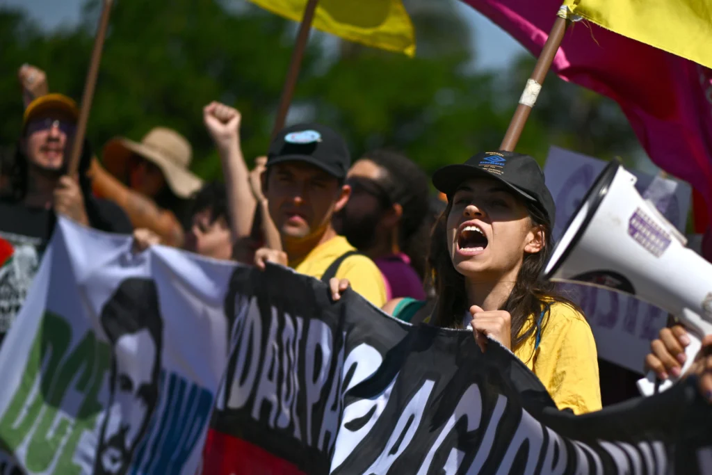 En imágenes: Manifestaciones globales exigen liberación de activistas de la Flotilla Global Sumud 5 90554b6bee09cc0d94765e990d34adda410f7256w