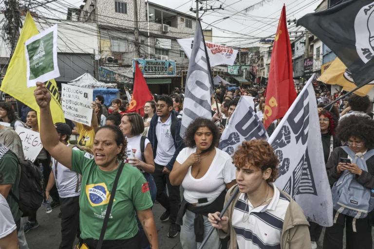 Manifestantes denuncian masacres en favelas de Río de Janeiro 4 ecd3ddf786811041bcc2d33d545a843e97988105w