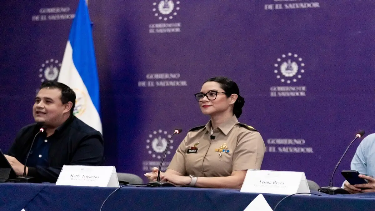 el salvador ministra.jpg