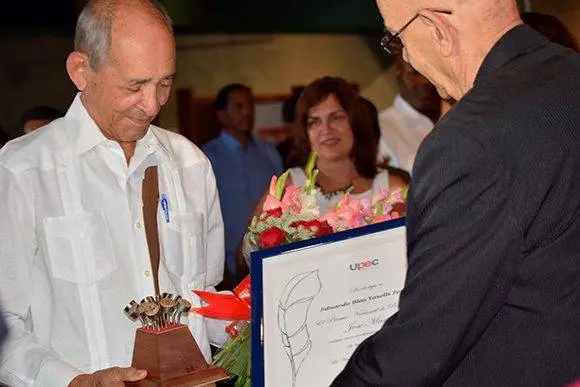 “Aquel primer ejemplar de abril” 24 entrega de los premios nacionales de periodismo jose marti 2017 10 580x387 1.jpg