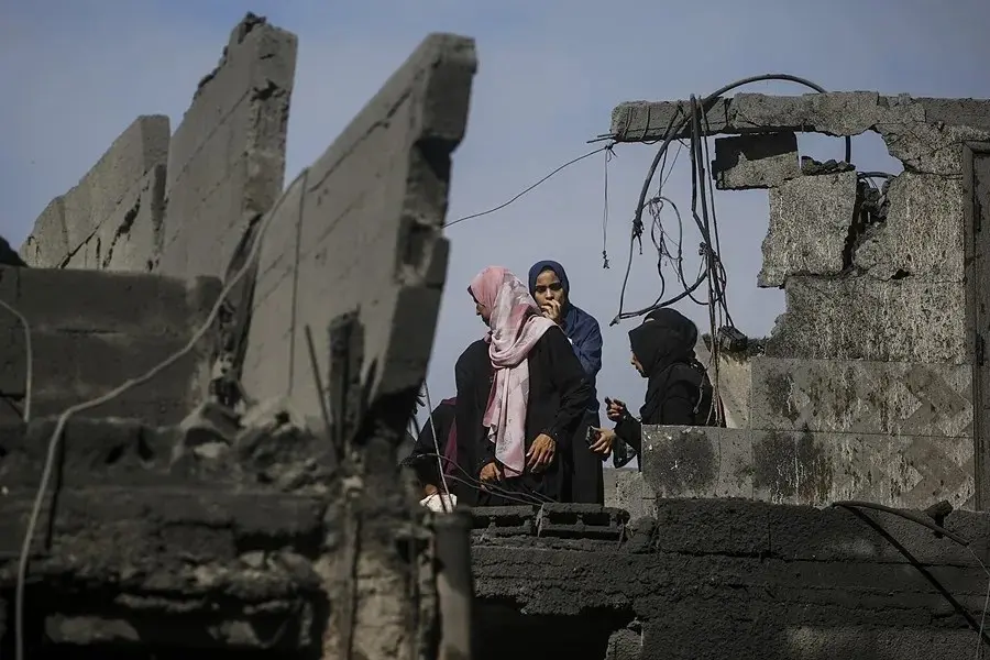 gaza mujeres escombros.jpg