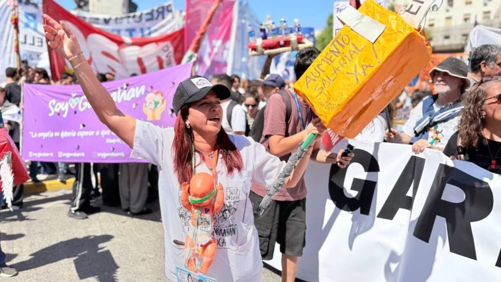 En imágenes: Movilización en Argentina contra veto de Milei a Ley de emergencia pediátrica 6 image 2
