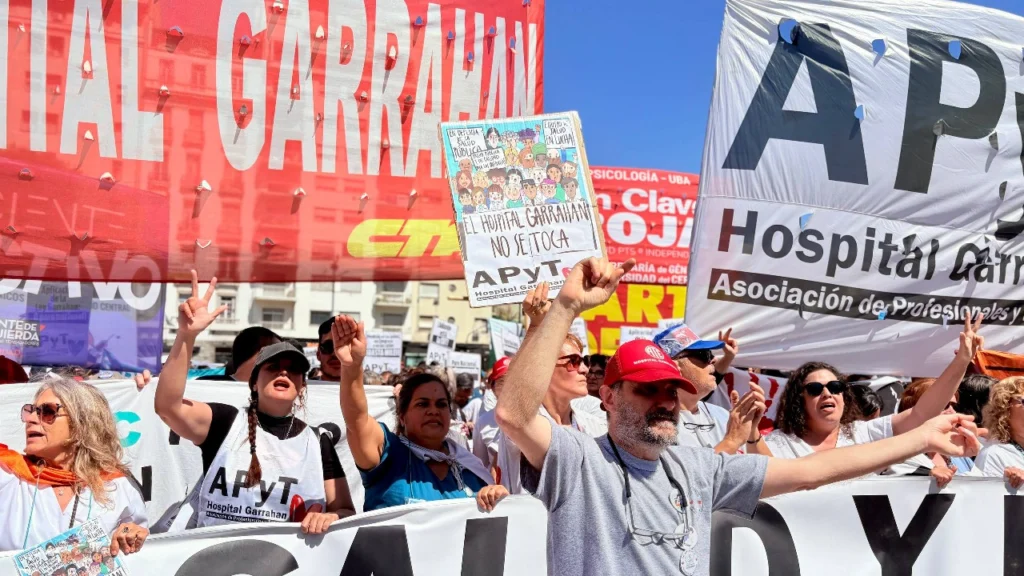 En imágenes: Movilización en Argentina contra veto de Milei a Ley de emergencia pediátrica 4 imagen de whatsapp 2025 10 02 a las 13 59 29 a2ed89ea