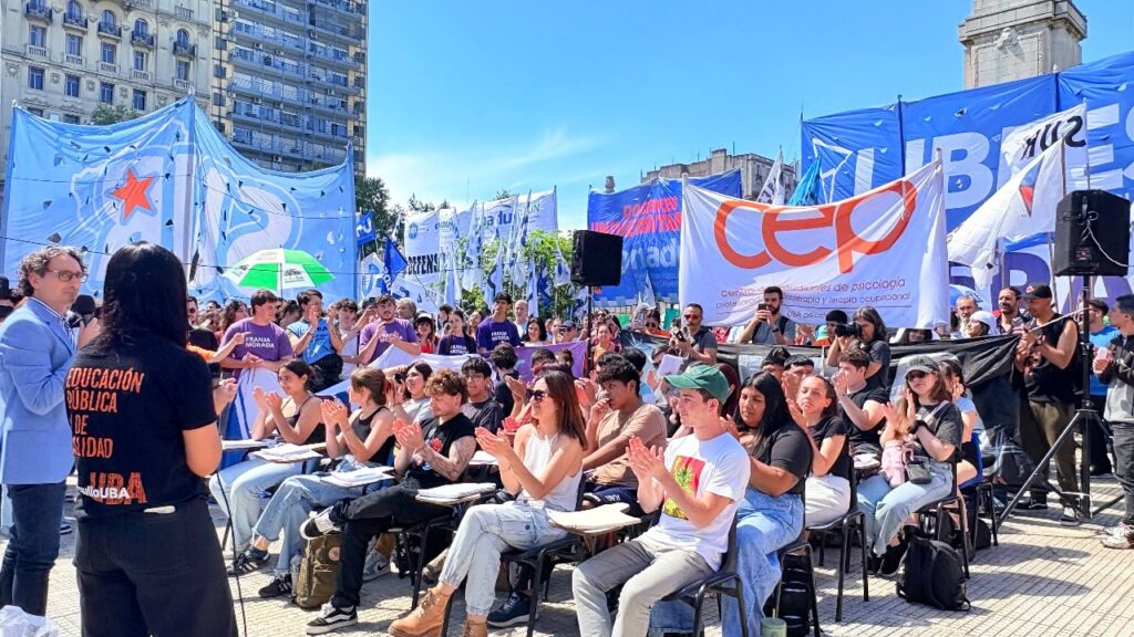 En imágenes: Movilización en Argentina contra veto de Milei a Ley de emergencia pediátrica 7 imagen de whatsapp 2025 10 02 a las 13 59 45 44c26f8d