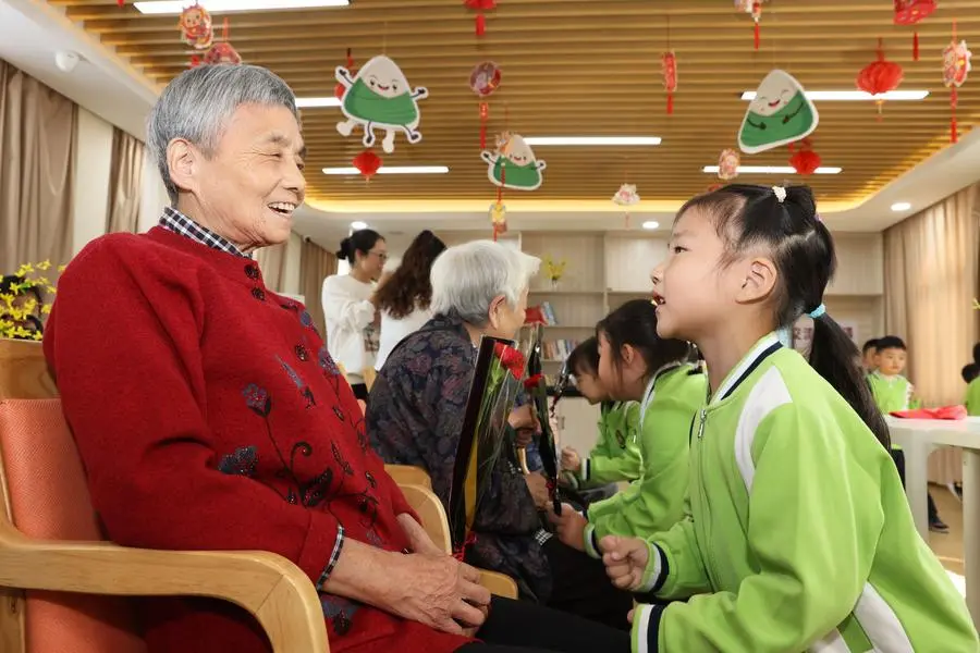 China logra importantes mejoras en bienestar de niños y ancianos en últimos cinco años 30 ninos viejos.jpg