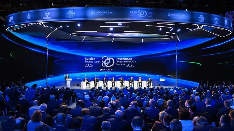 putin semana energia rusia 2025 foto izvestia.jpg