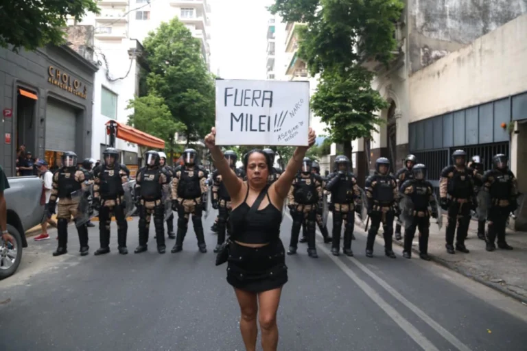 rosario marcha contra milei foto becerra 1024x682 1