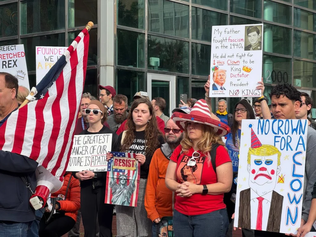 En imágenes: Miles de estadounidenses marchan contra Trump bajo el lema "No Kings"