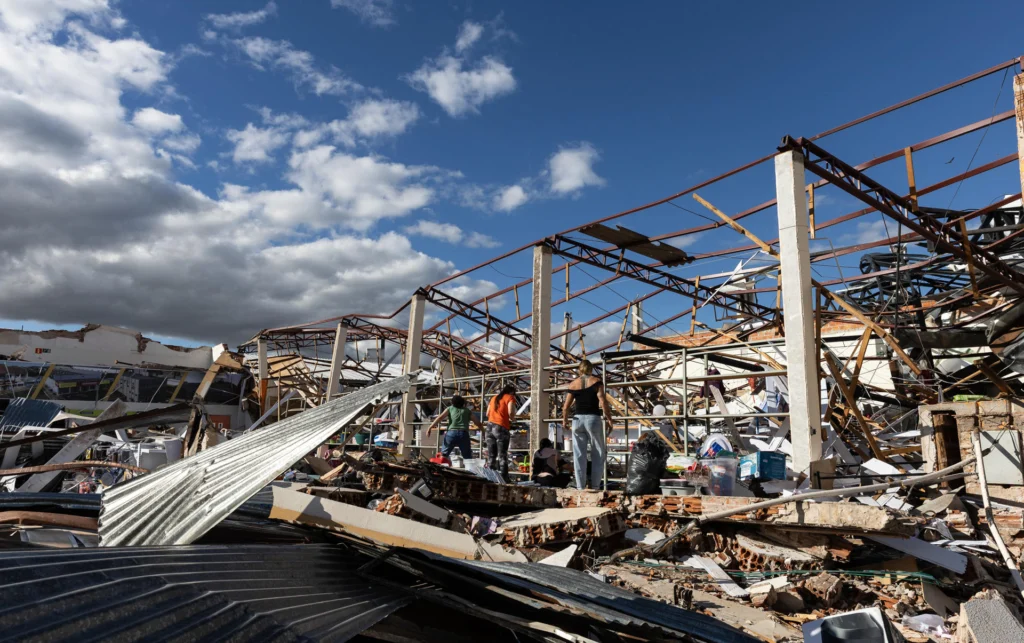 Brasil: Declaran calamidad pública en Rio Bonito do Iguaçu tras paso de un devastador tornado 3 12e8cf1624aea6a108bdad655a88cae0fcb78bf9w
