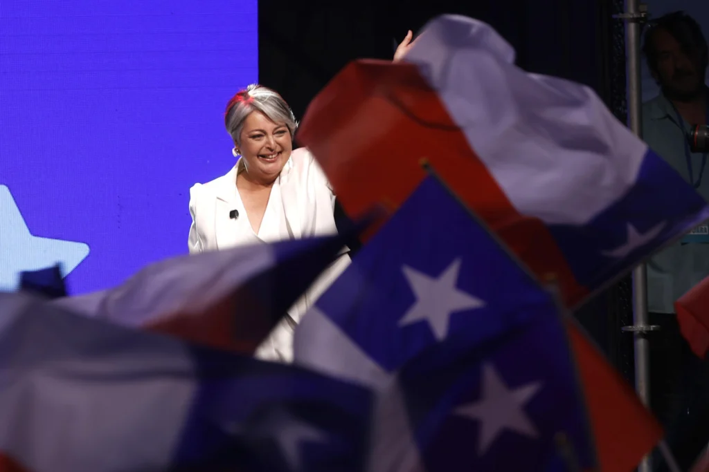 Chile: Jeannette Jara llama a cuidar la democracia mientras la derecha se alía para derrotarla