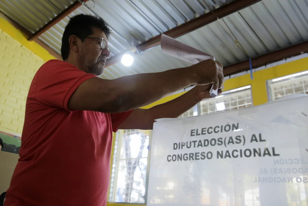 En imágenes: Honduras vota en una jornada decisiva marcada por amplia participación 8 73c9eb14d262ab85ae1e3c262f0ded6a6ba8ba76