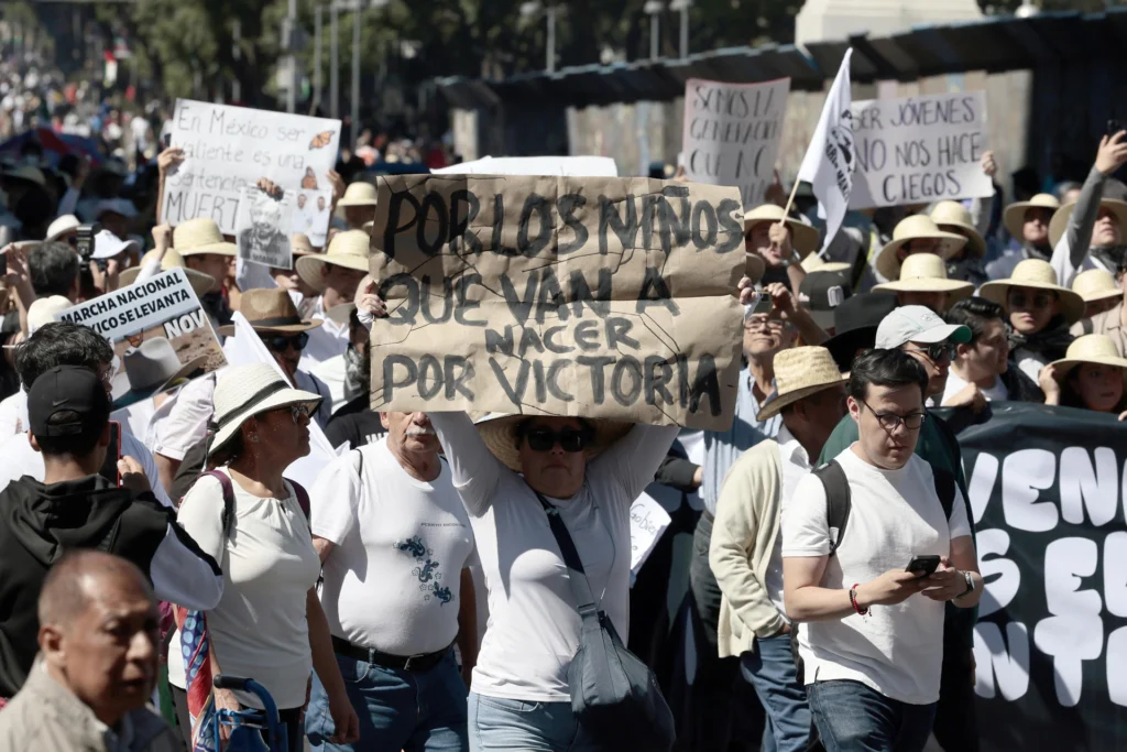 Manifestantes en México intentan derribar las vallas del Palacio Nacional