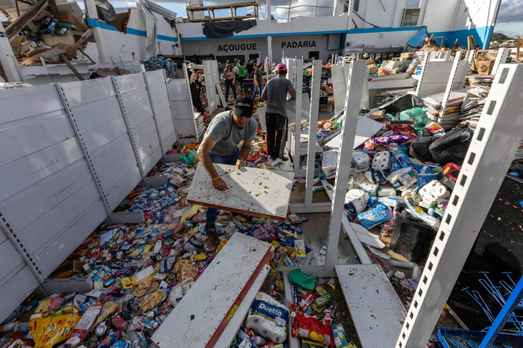 Brasil: Declaran calamidad pública en Rio Bonito do Iguaçu tras paso de un devastador tornado 2 Brasil: Declaran calamidad pública en Rio Bonito do Iguaçu tras paso de un devastador tornado