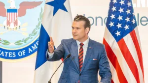 Acusan a Hegseth de «crimen de guerra» por ordenar asesinato en el Caribe 14 hegseth bandera eeuu